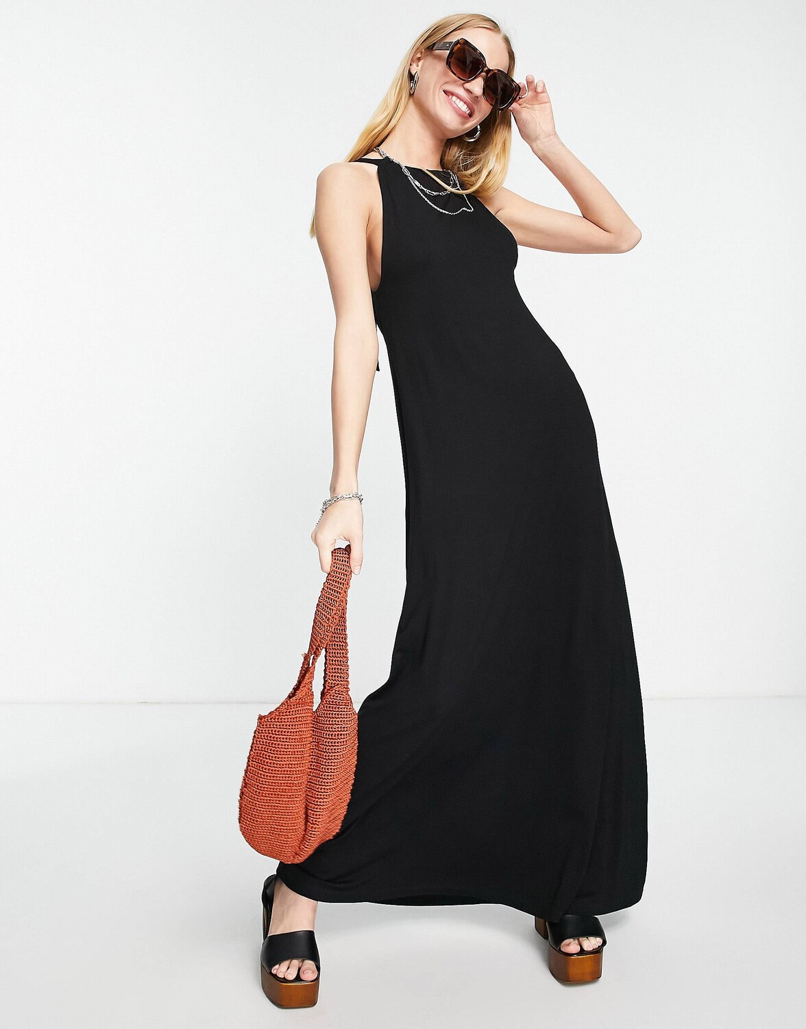 

Черное платье макси со сборками и открытой спиной ASOS DESIGN