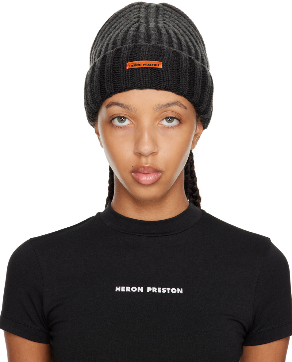 

Серая шапка с логотипом Heron Preston