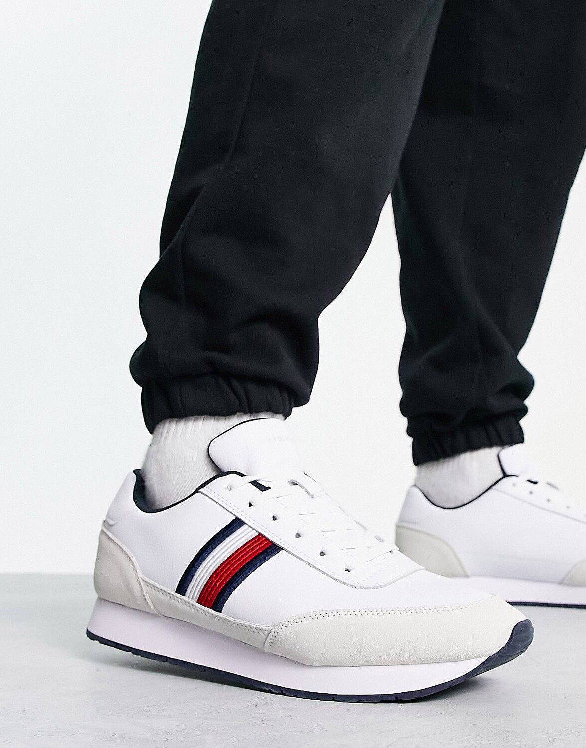

Белые кроссовки Tommy Hilfiger с полосками в виде флага