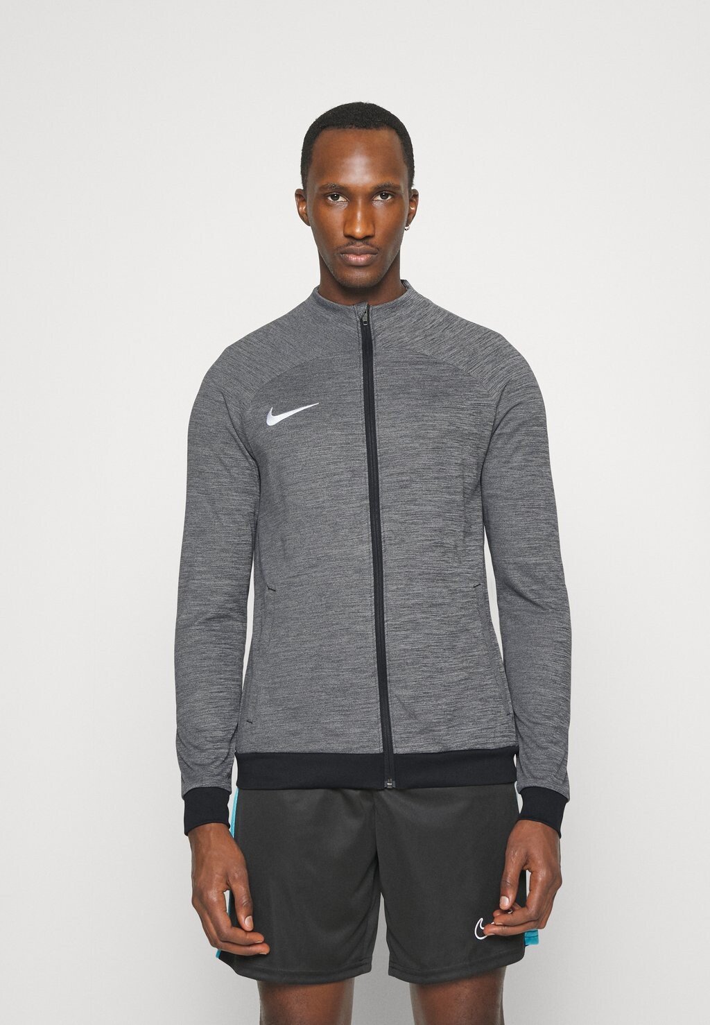 

Спортивная куртка Nike