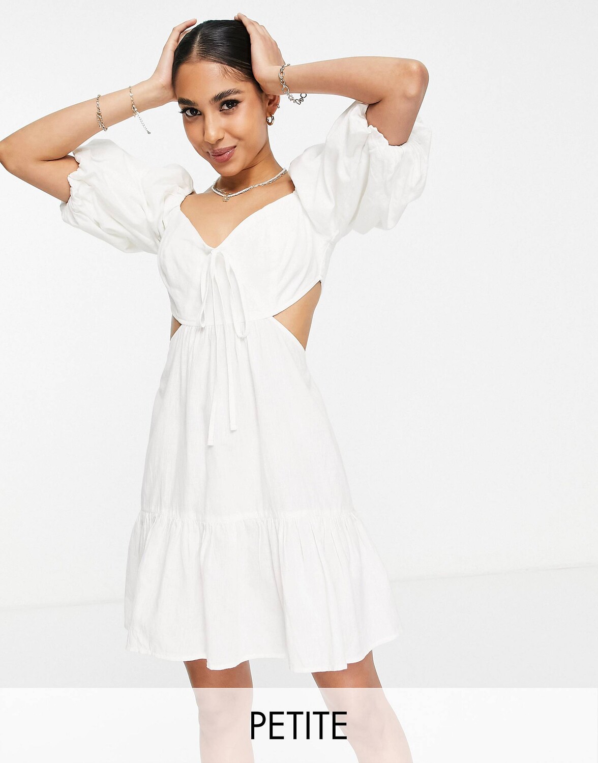 

Платье мини с вырезами из хлопка и льна Miss Selfridge Petite цвета слоновой кости