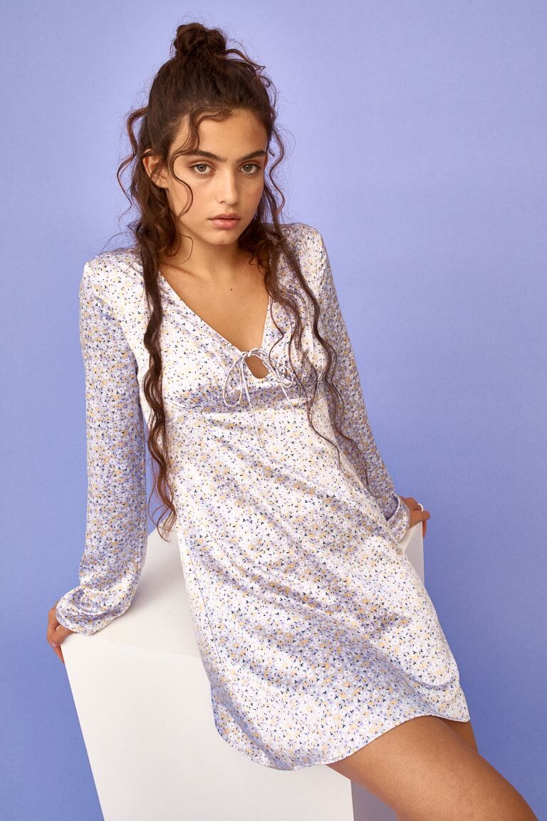 

Узорчатое платье с галстуком H&M, светло-фиолетовый/маленькие цветы