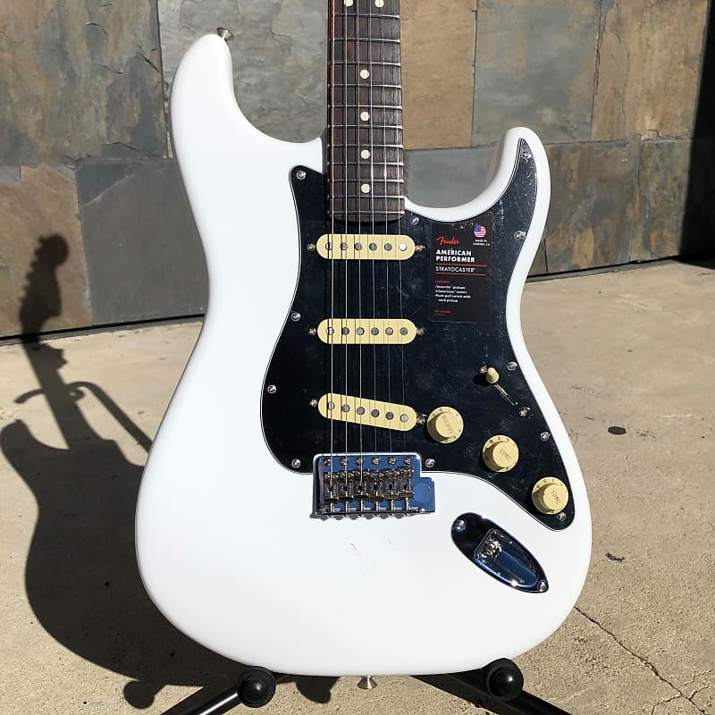 Американский исполнитель Stratocaster, гриф из палисандра, арктический белый Fender 0114910380