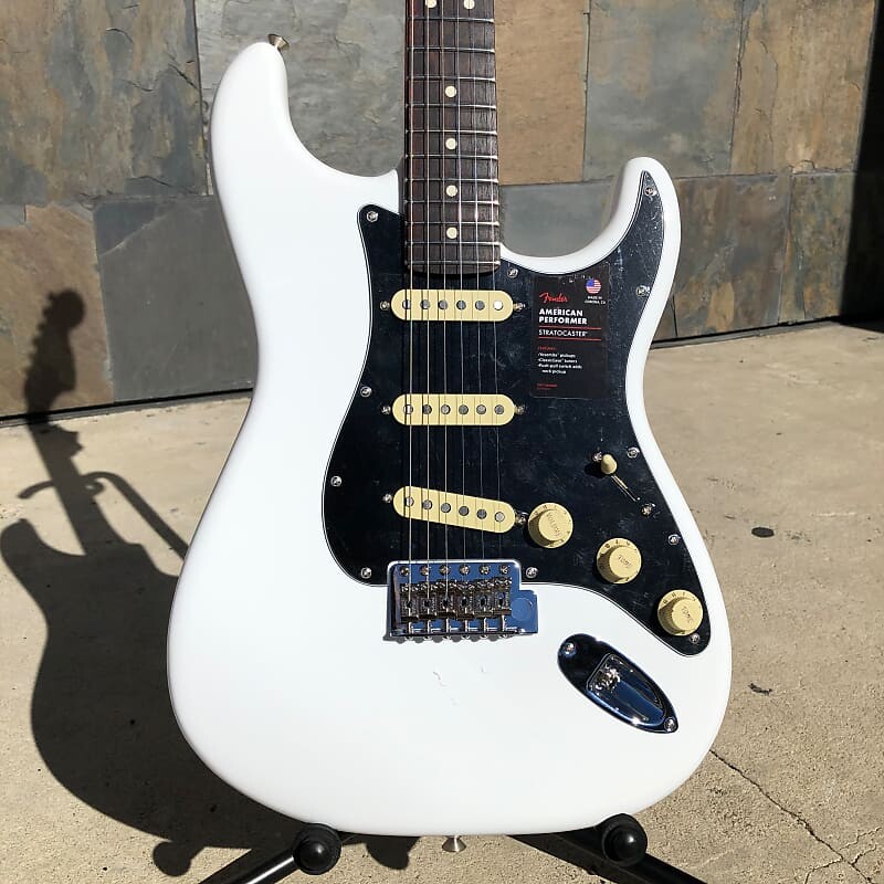 

Американский исполнитель Stratocaster, гриф из палисандра, арктический белый Fender 0114910380