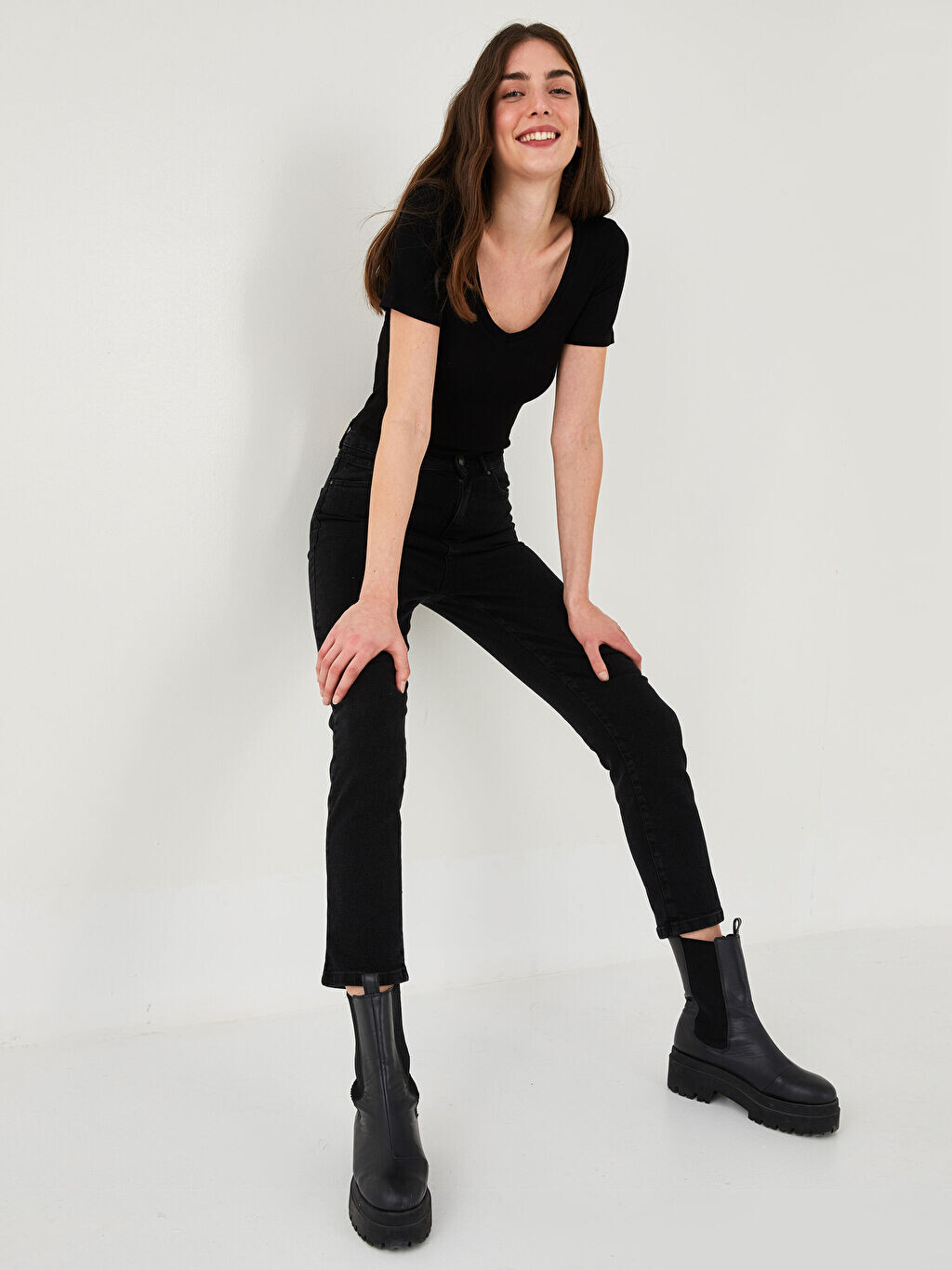 

Женские джинсы Mom Fit с карманами и деталями Xside