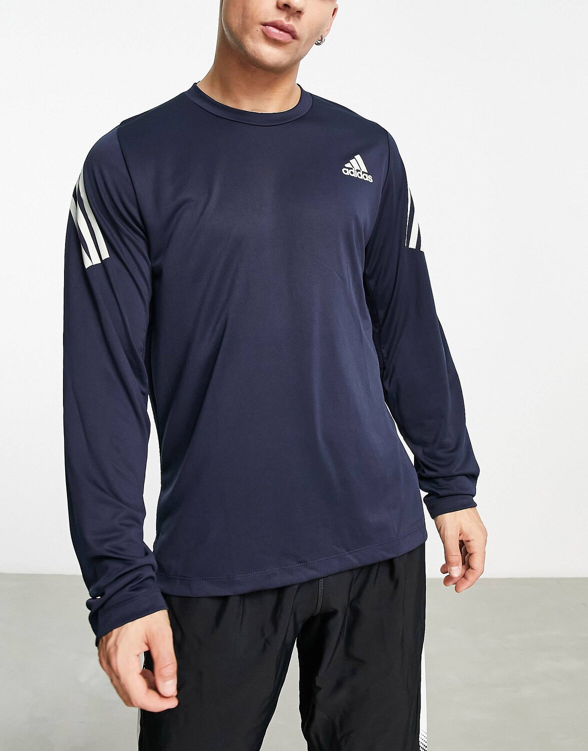 

Темно-синяя футболка с длинными рукавами и полосками на плечах adidas Training Icons