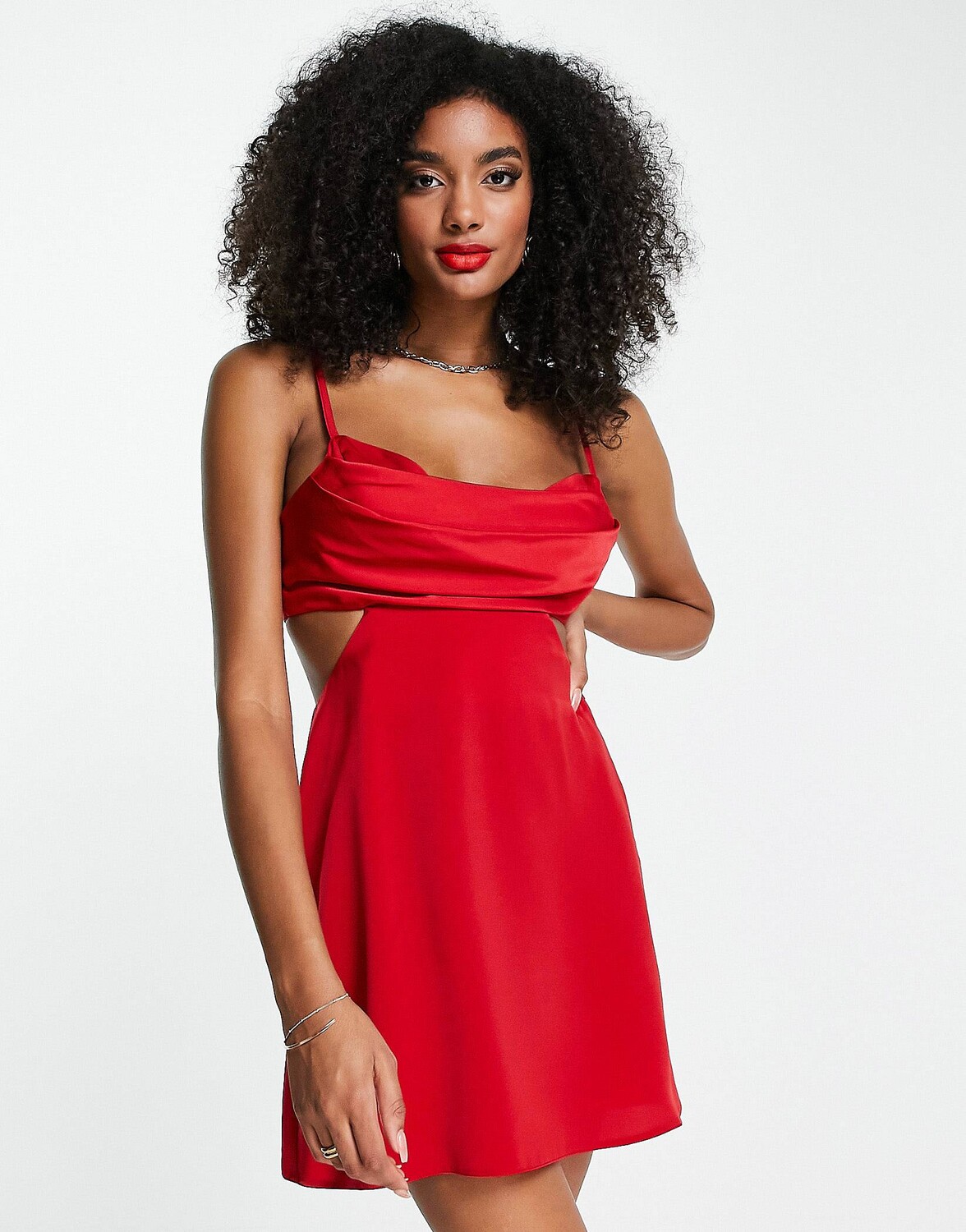 

Атласное платье мини косого кроя ASOS DESIGN с плиссированным лифом и вырезом