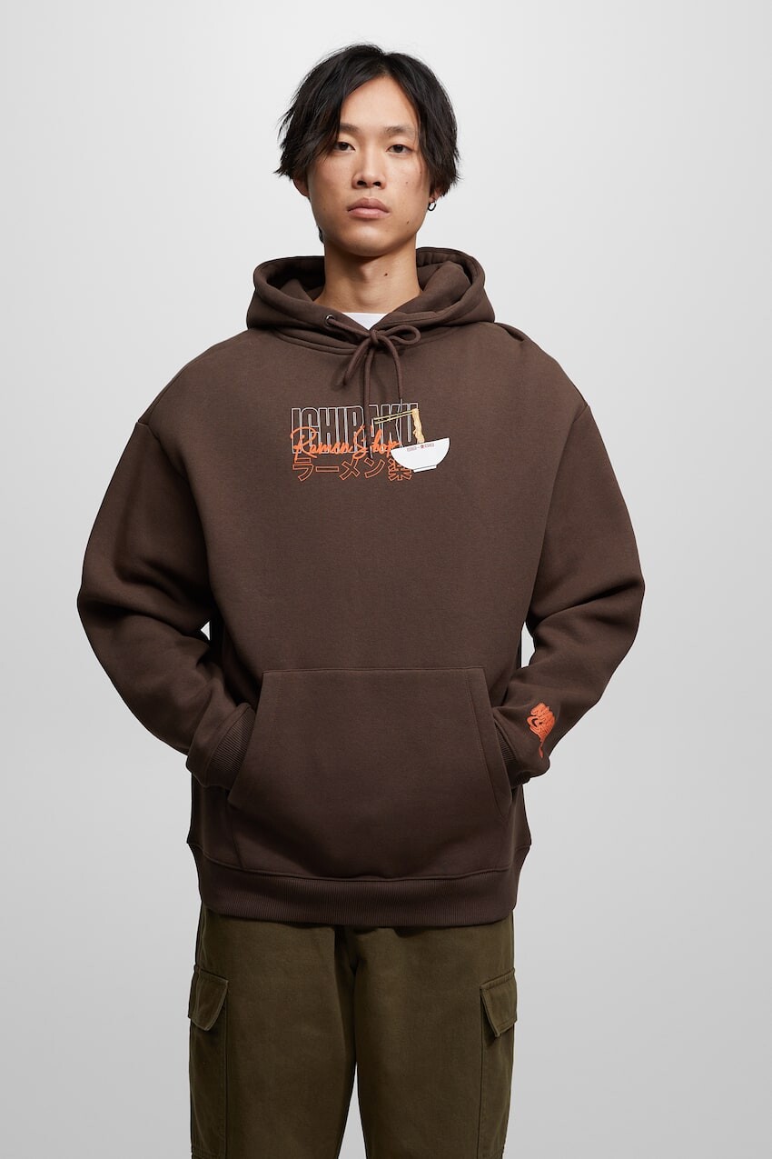 

Худи коричневого цвета с изображением Наруто Pull&Bear