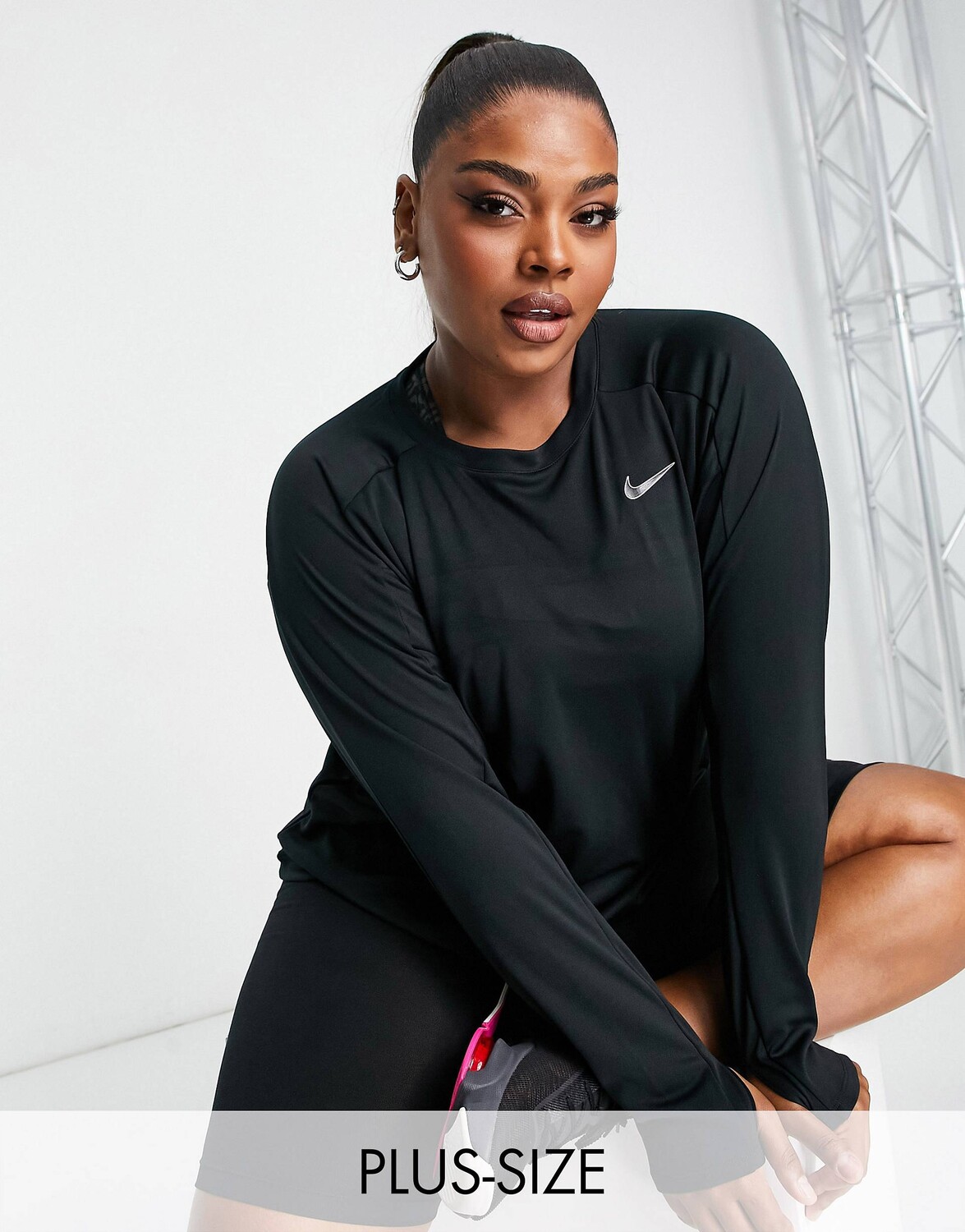 

Черный топ среднего слоя с логотипом на спине Nike Running Plus Swoosh Run
