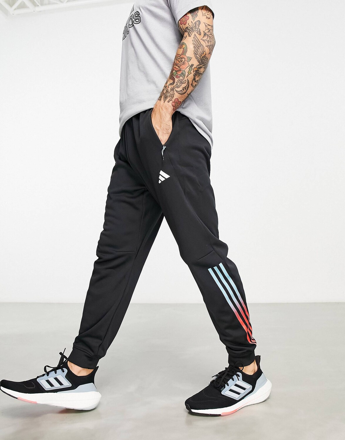 

Черные джоггеры с 3 полосками с градиентом adidas Training Train Icons