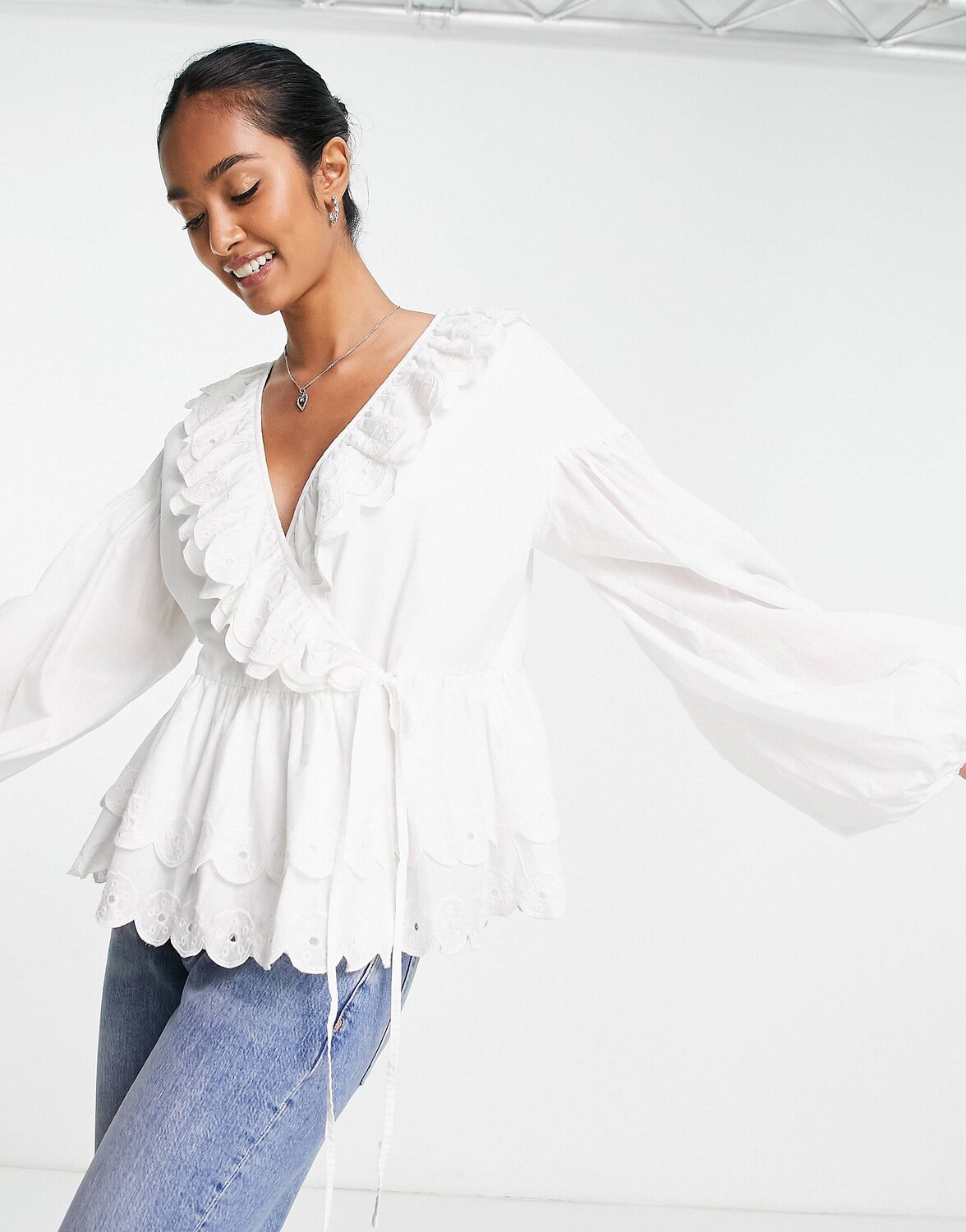 

Белый топ с рюшами ASOS EDITION
