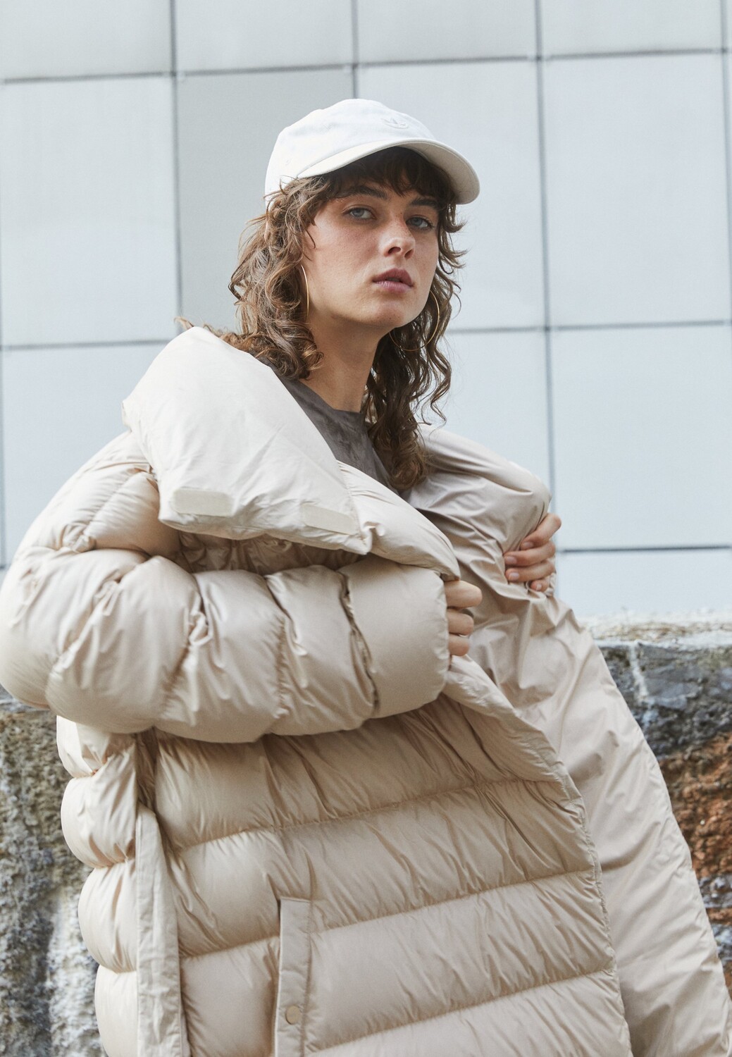 

Пуховик Adidas Originals, бежевый