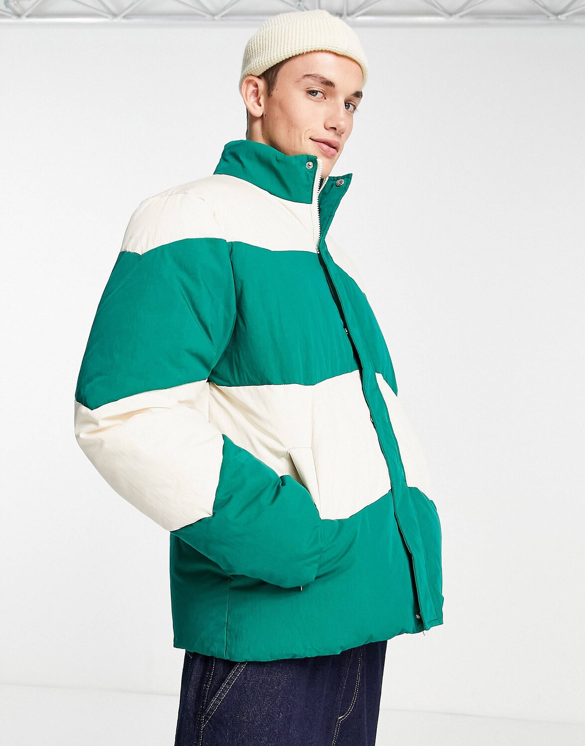 

Бежево-зеленая пуховая куртка в полоску с узором шеврон ASOS DESIGN, Зеленый