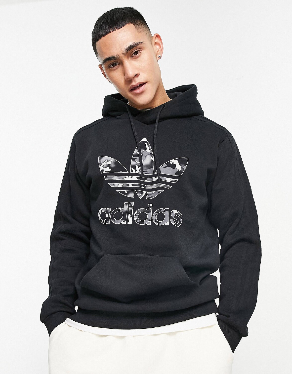 

Черная худи с камуфляжным принтом adidas Originals