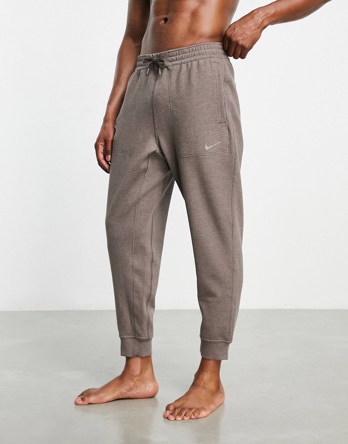 

Флисовые джоггеры Nike Yoga Restore Dri-FIT с камнем
