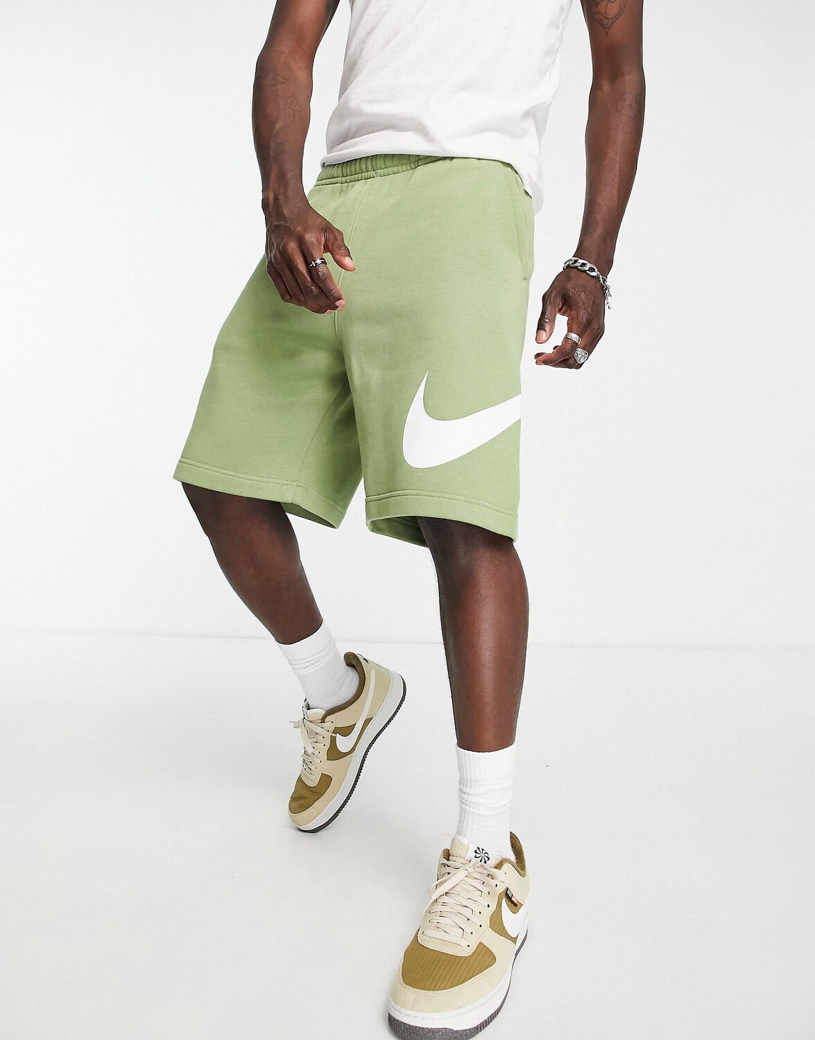 

Зеленые шорты Nike Club