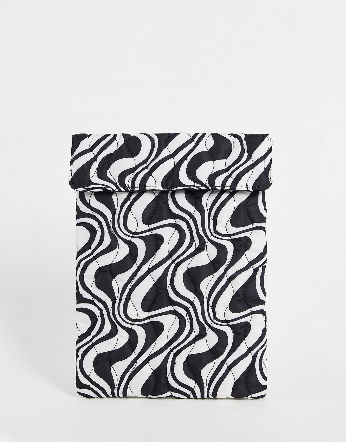 

Стеганый чехол для ноутбука с монохромным принтом ASOS DESIGN