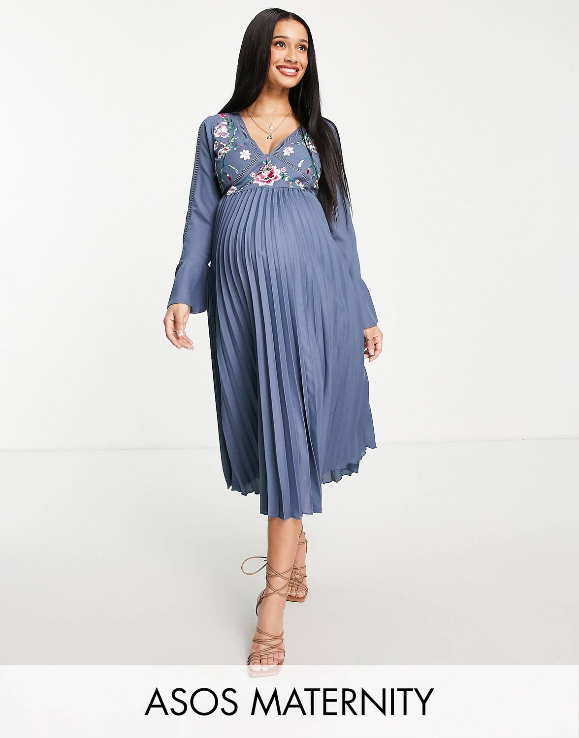 

Синее плиссированное платье миди с вышивкой ASOS DESIGN Maternity