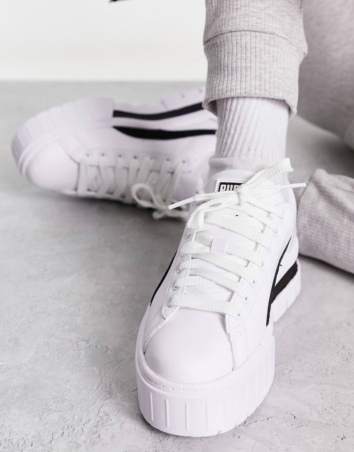

Бело-черные массивные кроссовки Puma Mayze