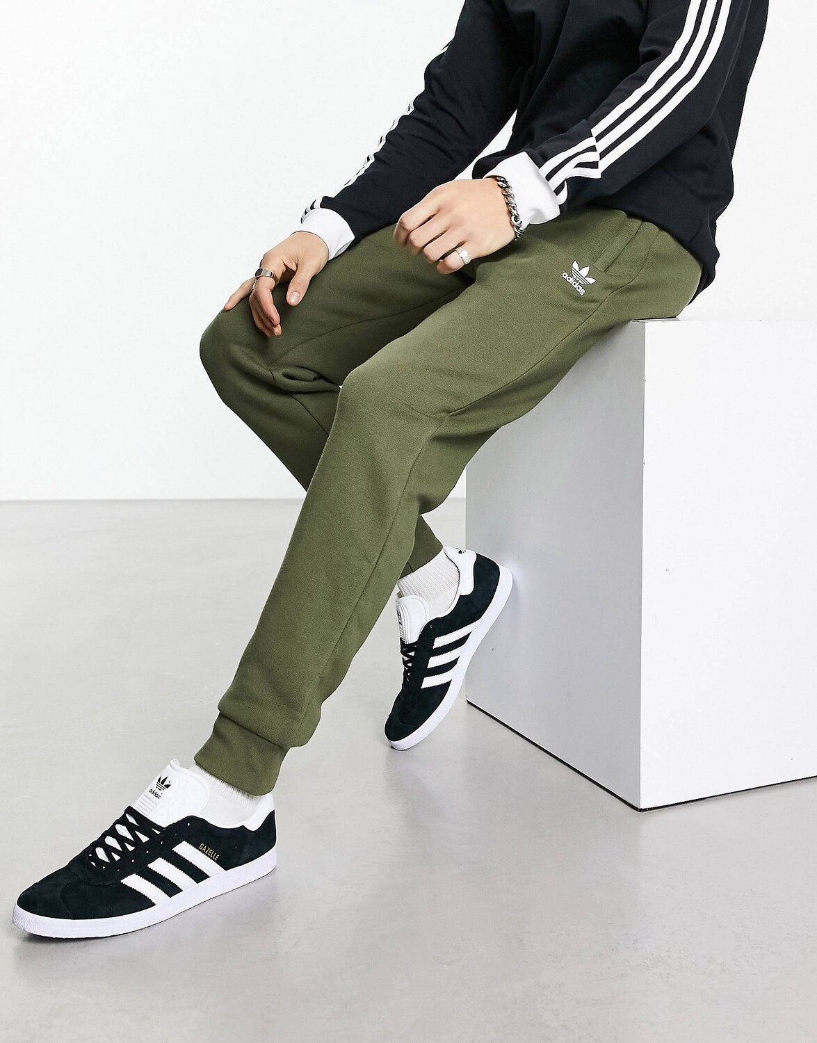

Оливковые джоггеры с логотипом adidas Originals Trefoil Essentials