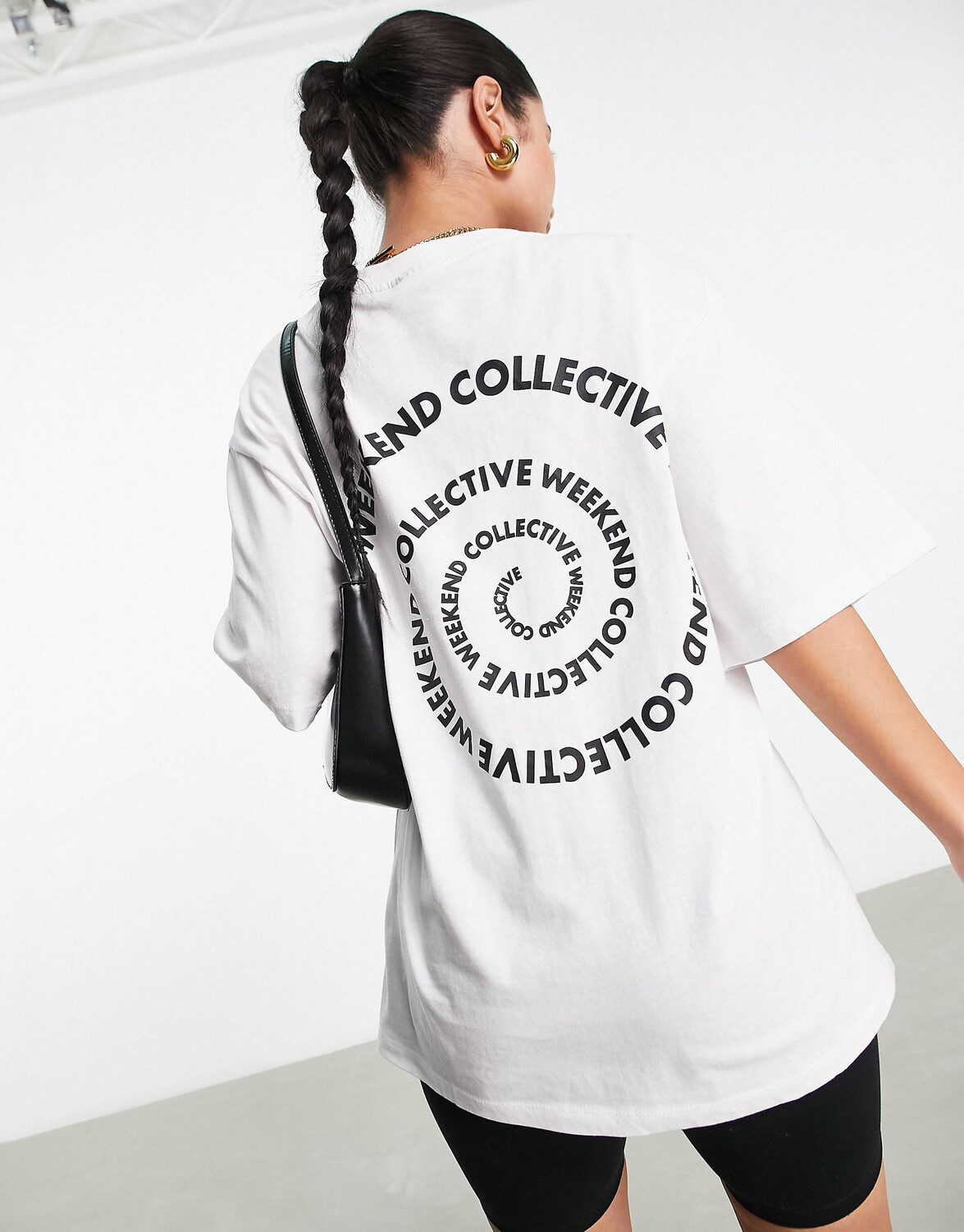 

Белая футболка оверсайз с завитками на спине ASOS Weekend Collective