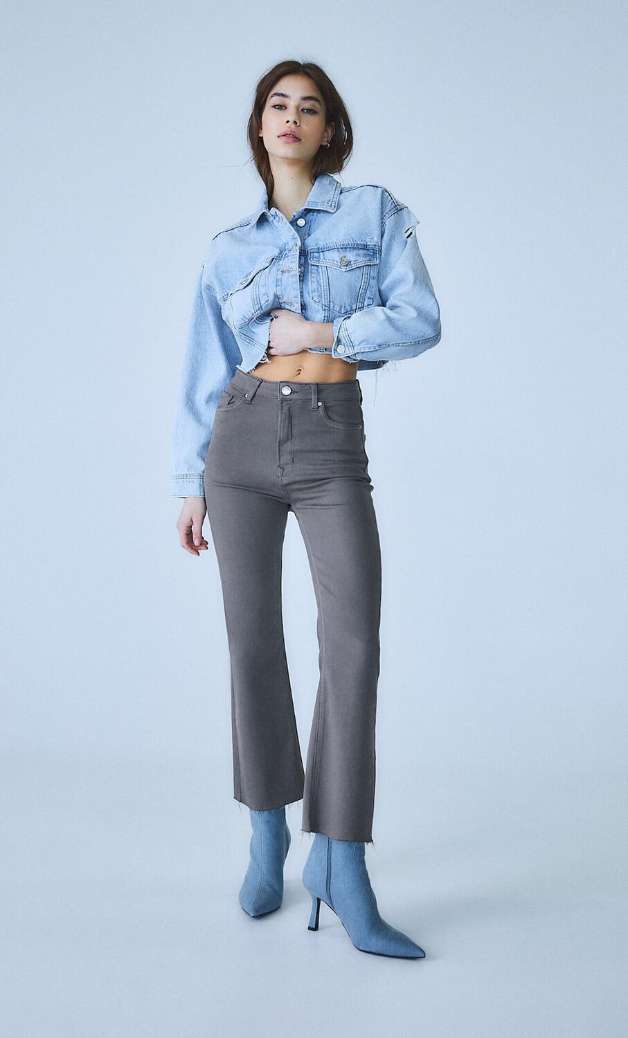 

Укороченные брюки из саржи Stradivarius, серый