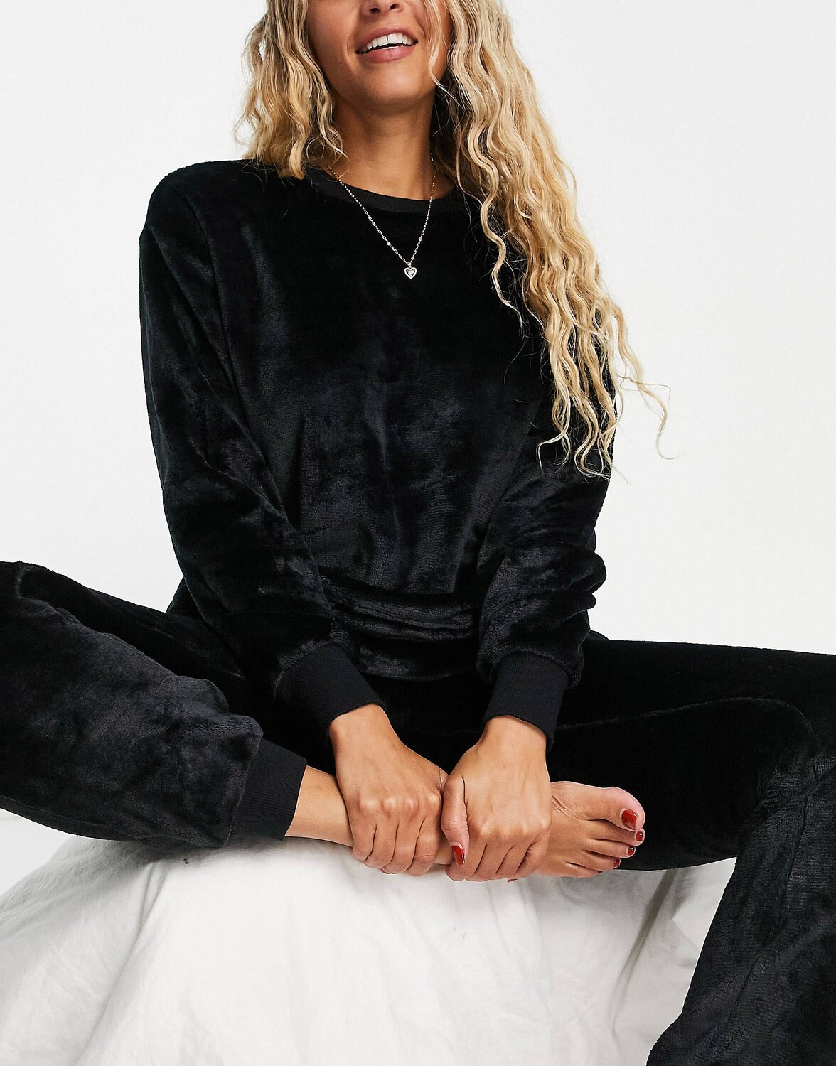 

Черный комплект из супермягкого флиса и джоггеров ASOS DESIGN lounge