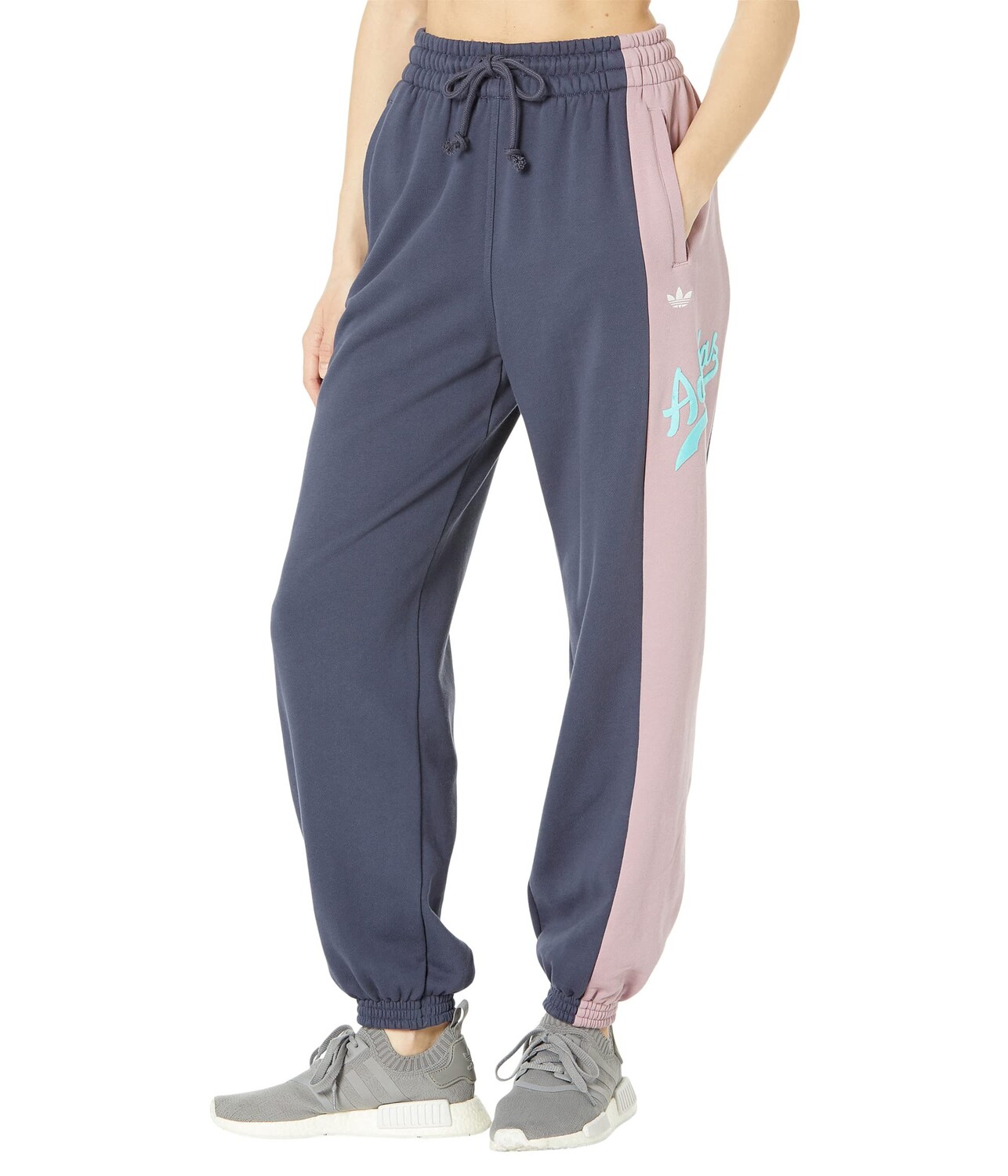 

Брюки adidas Originals, Logo Play Joggers