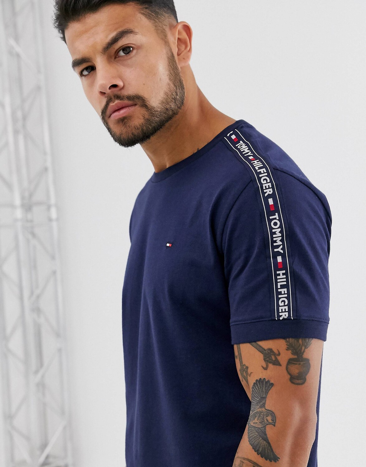 

Темно-синяя футболка с логотипом Tommy Hilfiger