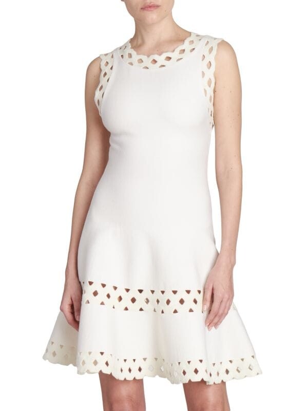 

Расклешенное вязаное платье с решетчатой ​​отделкой Alaïa Blanc