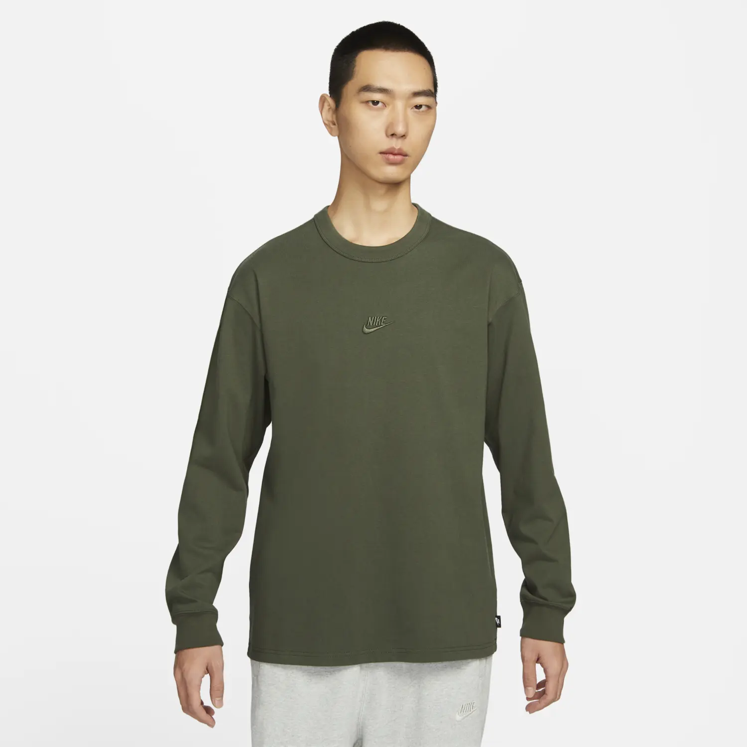 

Лонгслив Nike Sportswear Premium Essentials, темно-зеленый