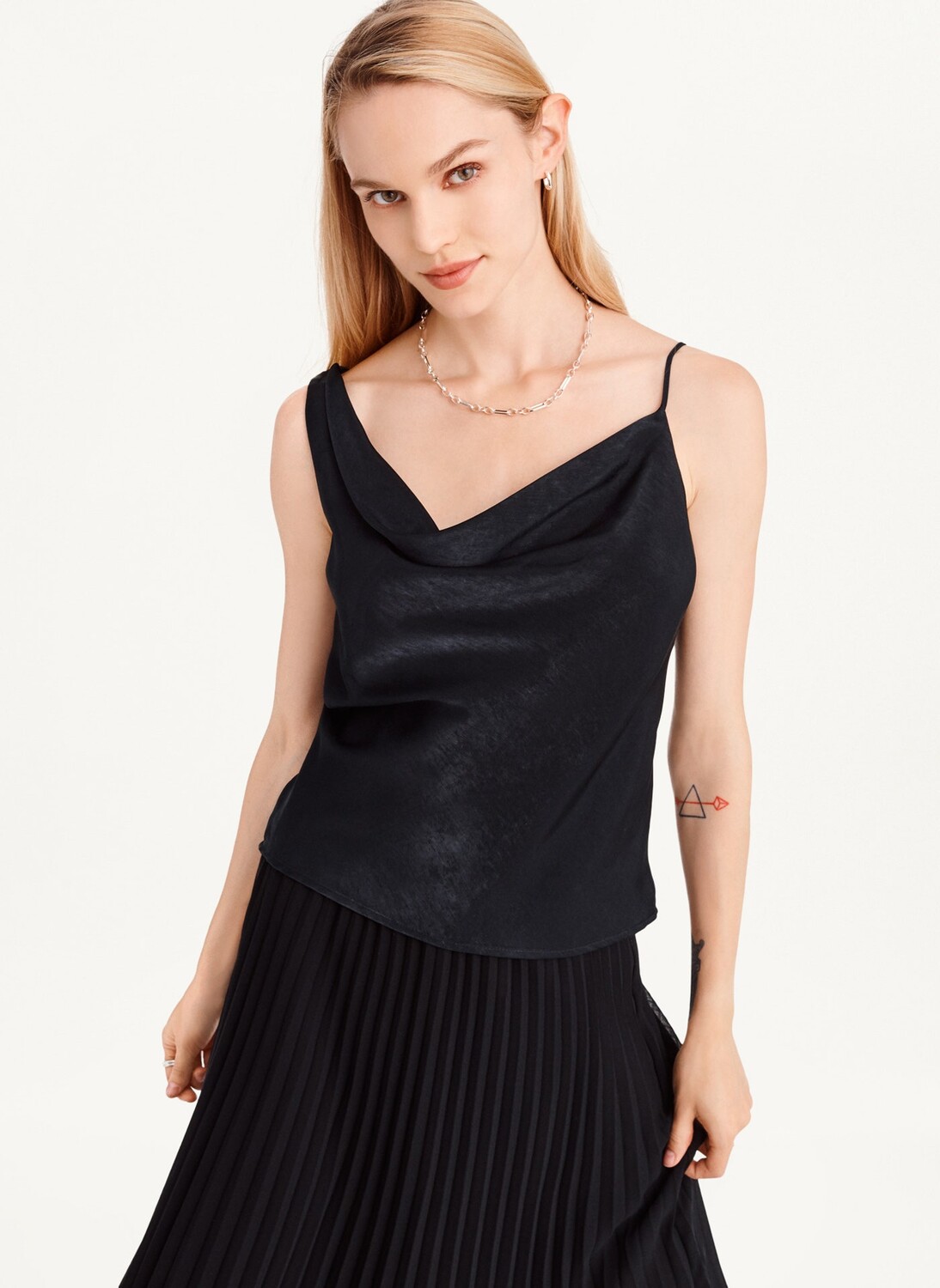

Майка с воротником-хомутом DKNY