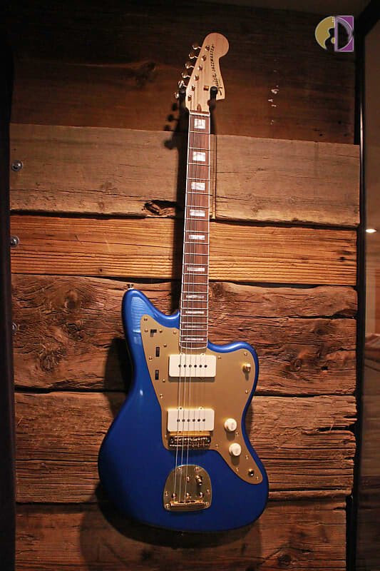 

Squier 40th Anniversary Gold Edition Jazzmaster, синий цвет Лейк-Плэсид с золотой анодированной накладкой