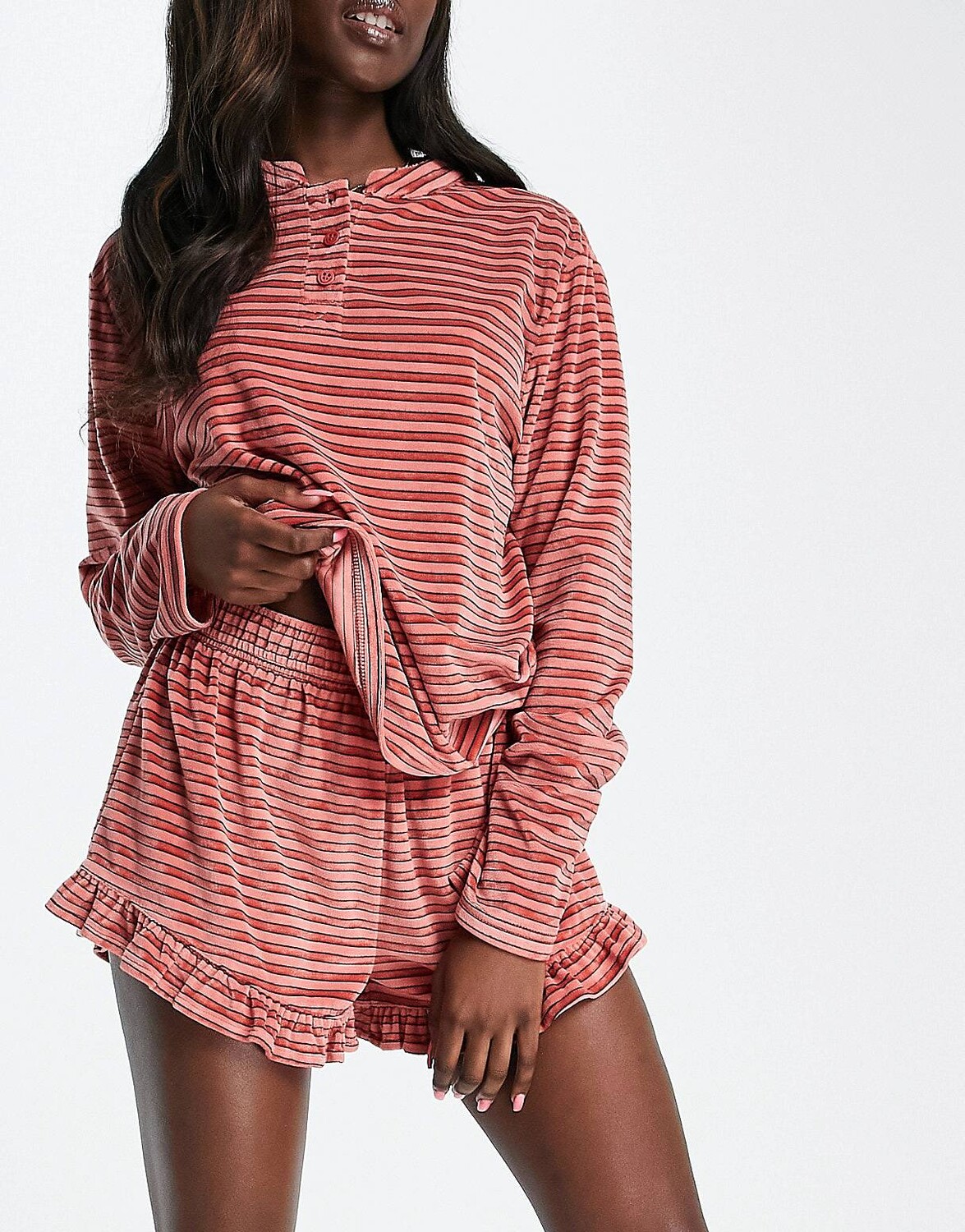 

Велюровый топ на пуговицах и шорты цвета ржавчины с полосками ASOS DESIGN