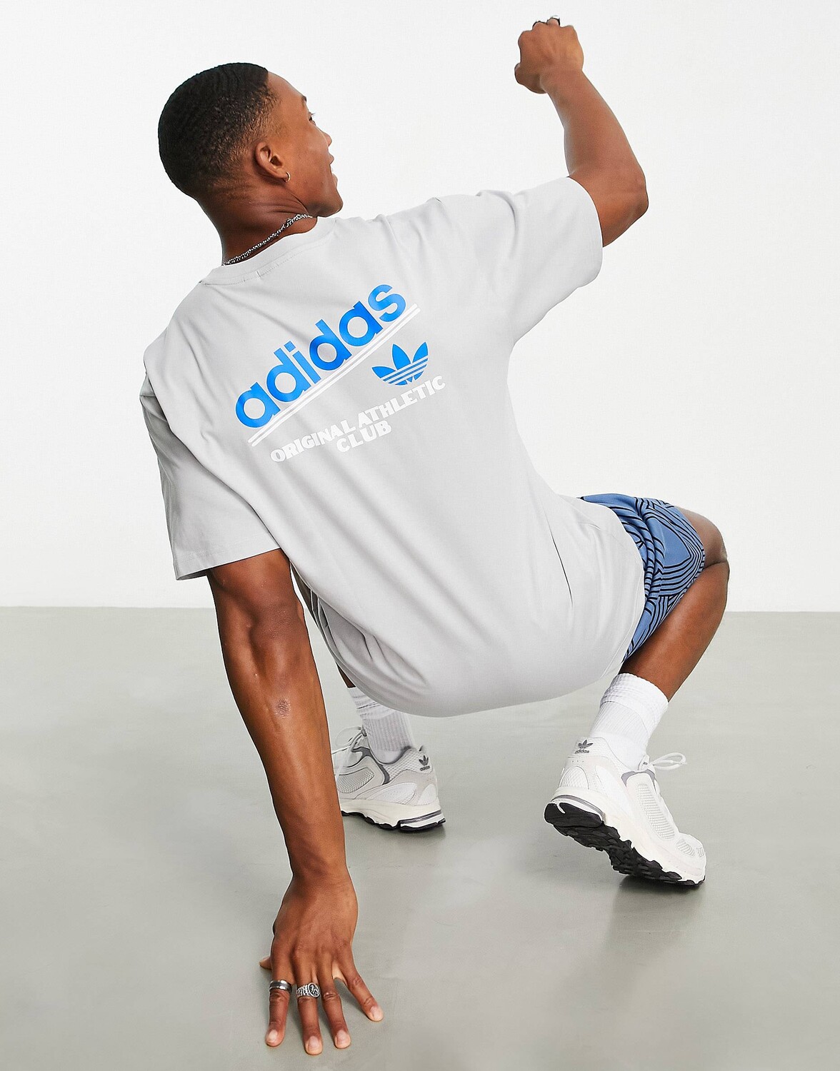 

Серая футболка с логотипом на спине adidas Originals Athletic Club