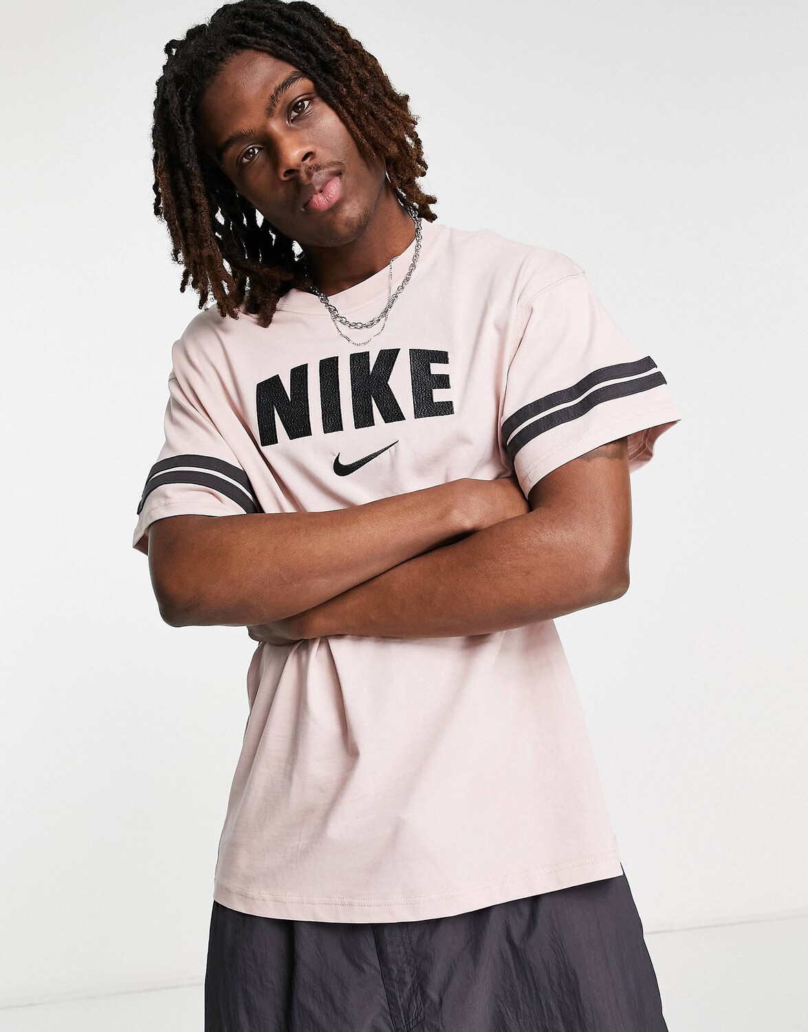 

Розовая оксфордская футболка Nike Retro