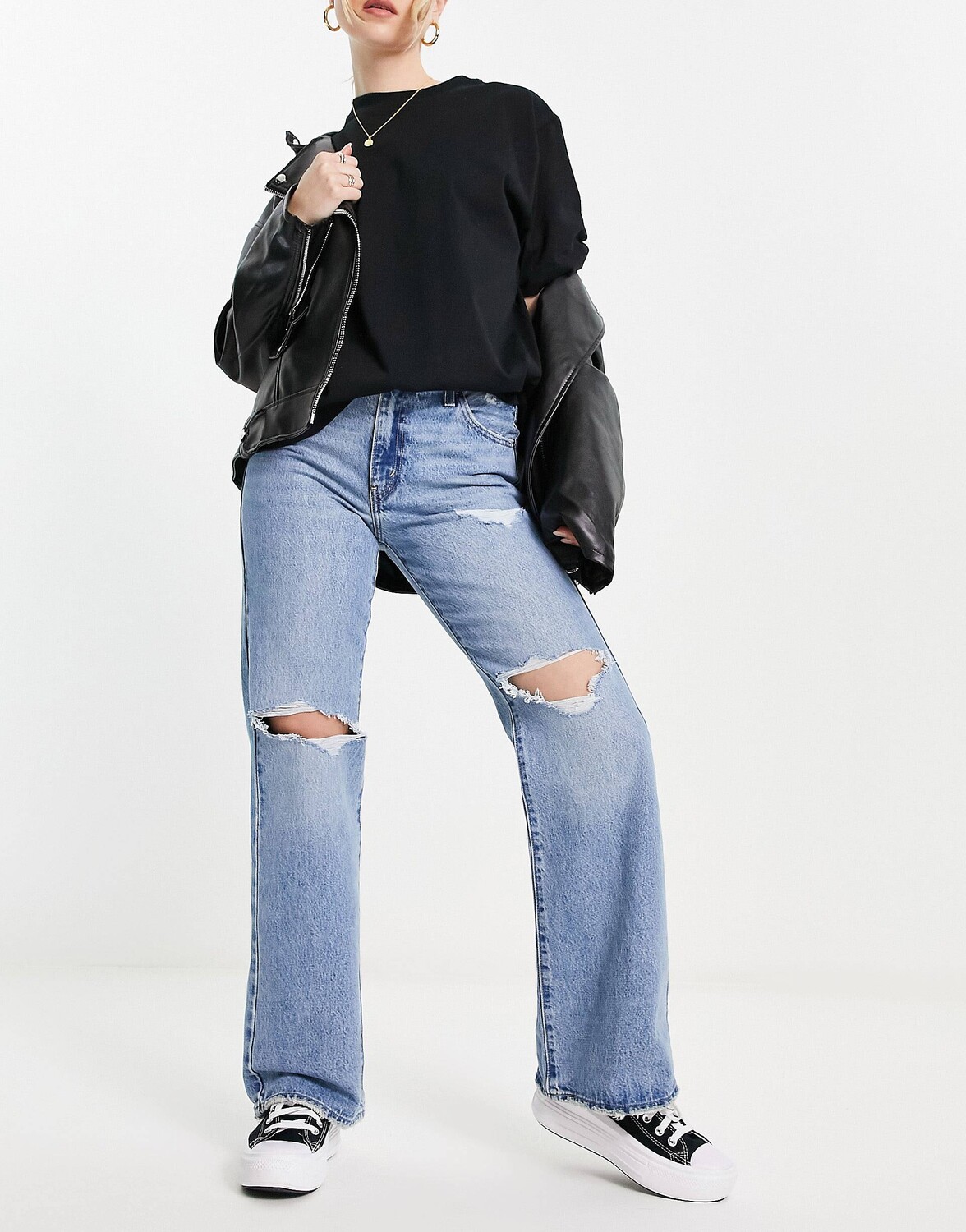 

Светлые расклешенные джинсы Levi's с прорезями на коленях
