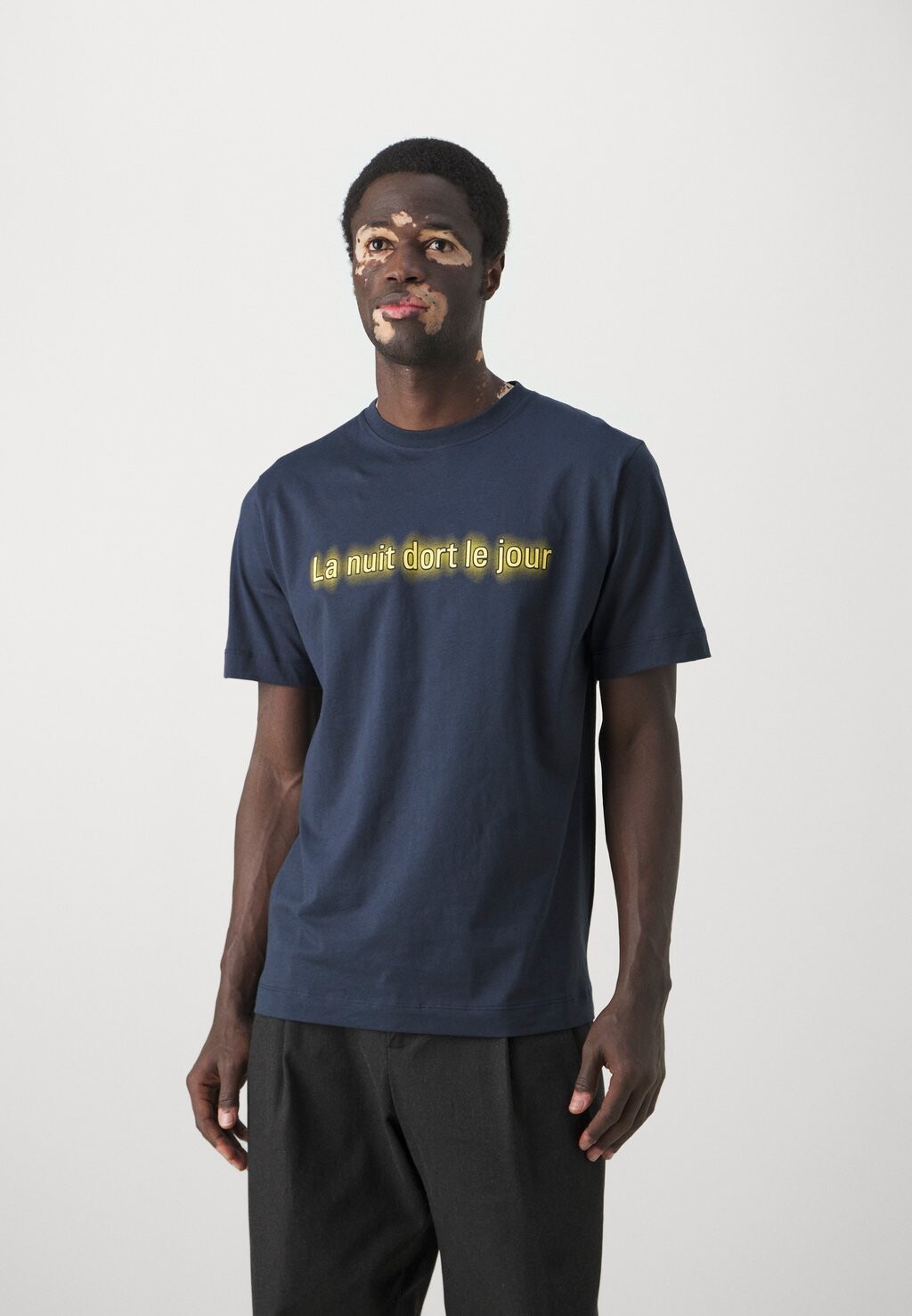 

Футболка с принтом La Nuit Unisex Études, цвет navy