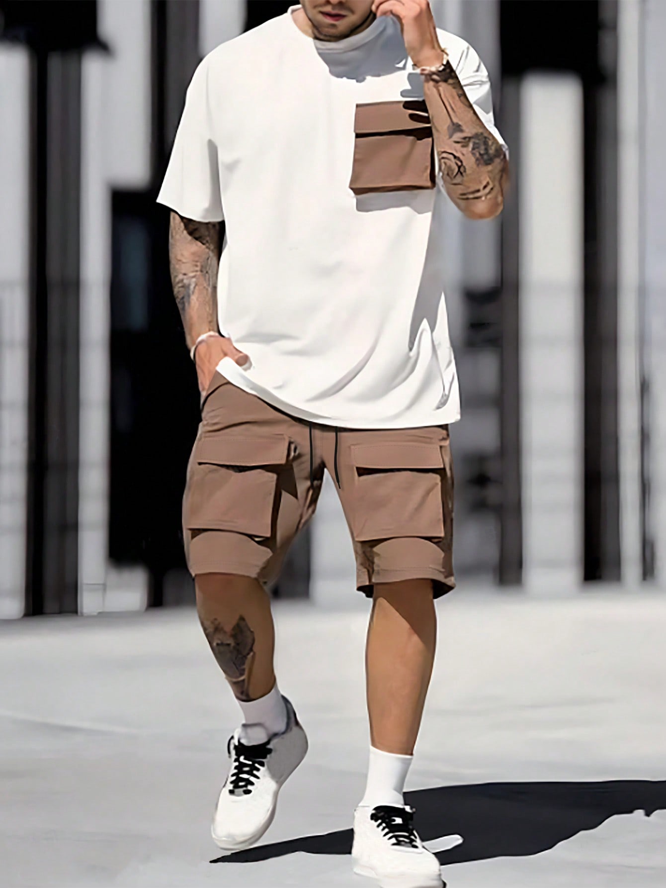 Мужская футболка с короткими рукавами и шортами-карго Manfinity Hypemode с откидным передним карманом и комплект из двух предметов, многоцветный