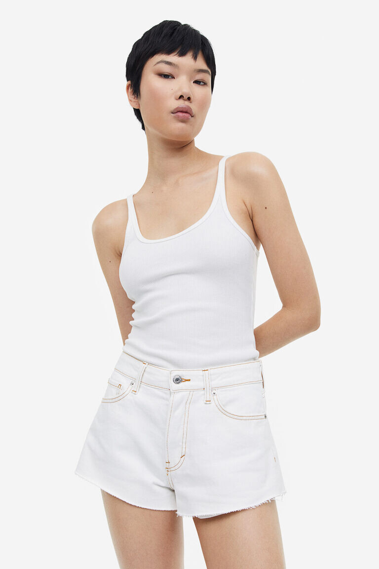 

Джинсовые шорты curvy fit H&M, белый
