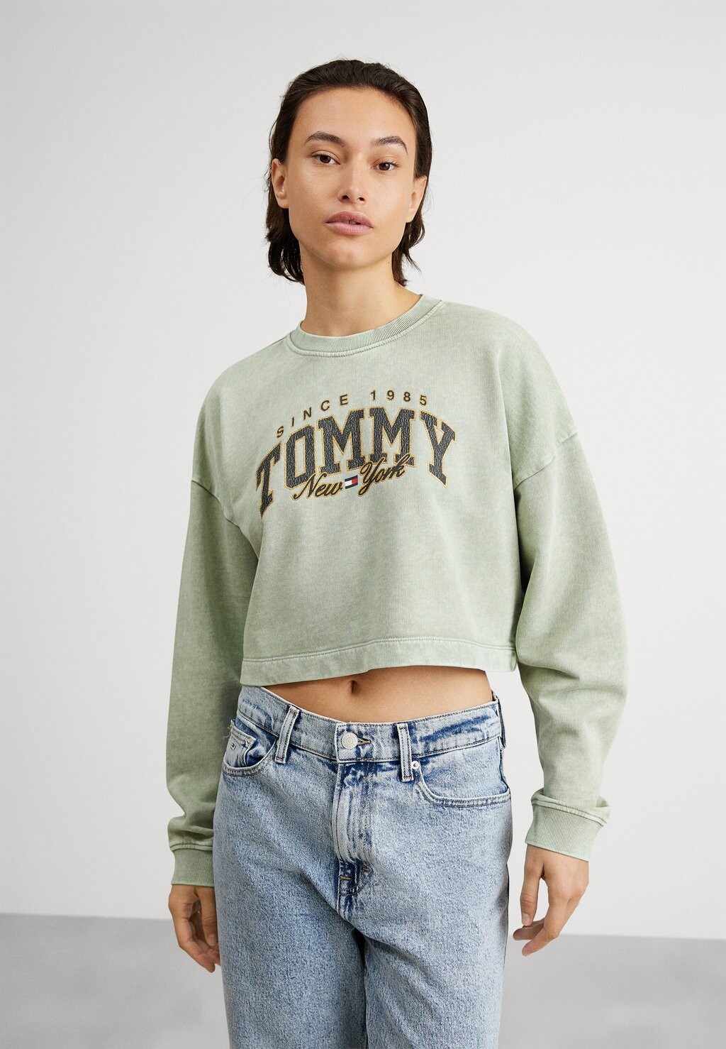 

Толстовка Tommy Jeans, увядшая ива.