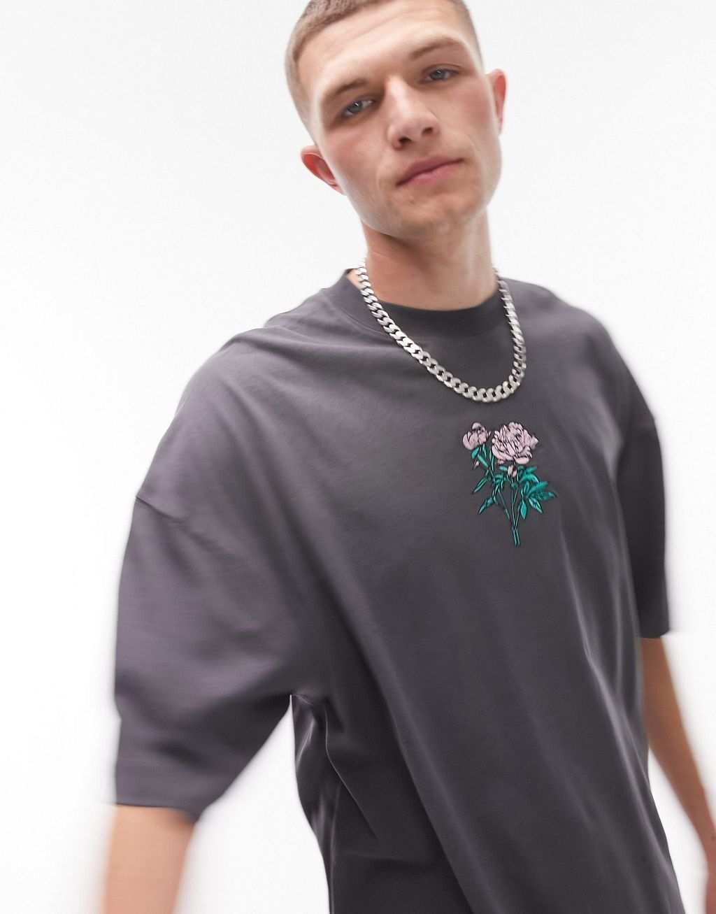 

Футболка оверсайз Topman с цветочной вышивкой угольного цвета