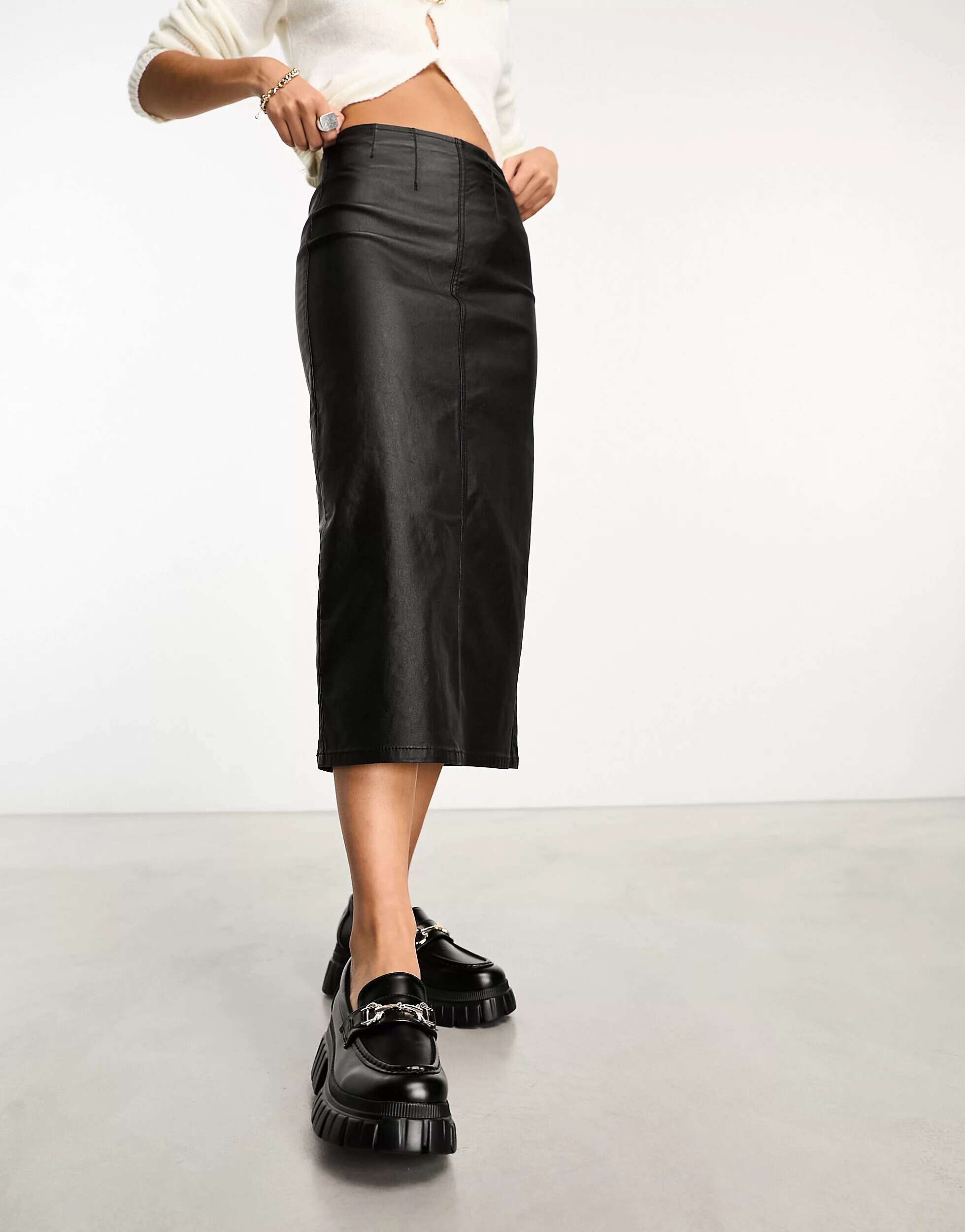черная джинсовая юбка миди со швами urban revivo Черная джинсовая юбка миди со швами Stradivarius