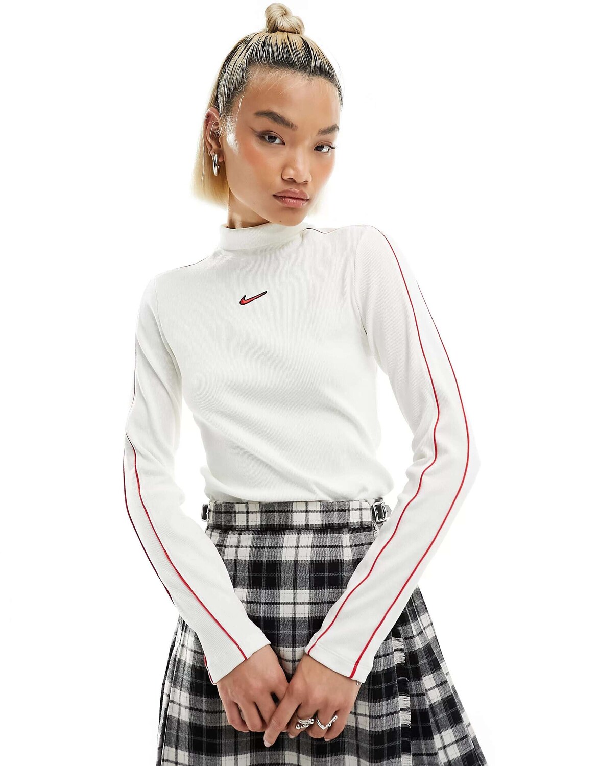

Бело-красная футболка с длинными рукавами и воротником-стойкой Nike Streetwear