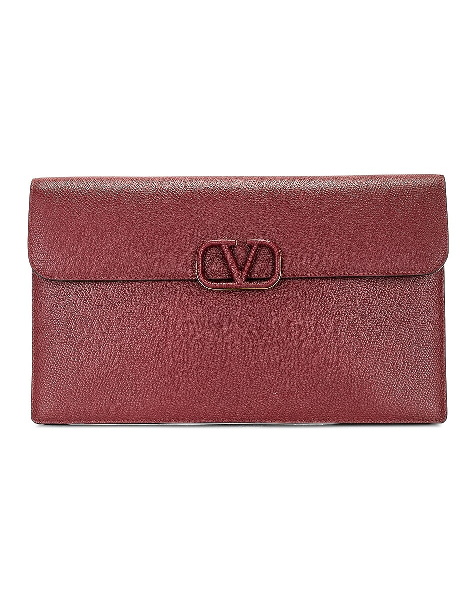 

Сумка-клатч Valentino Garavani V Logo Signature Large Flat Pouch, цвет Cordovan Red