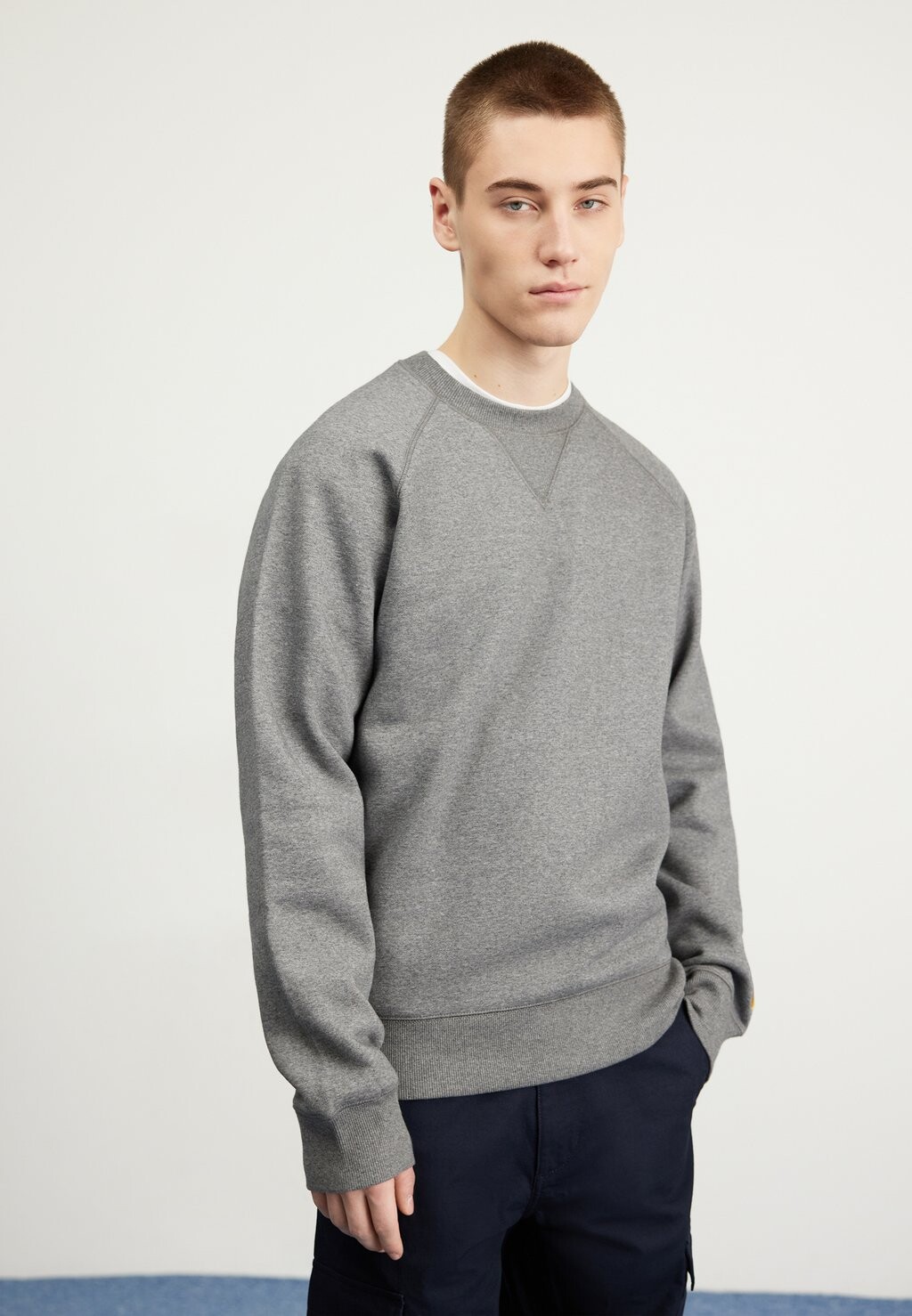 

Толстовка Chase Carhartt WIP, цвет dark grey heather/gold
