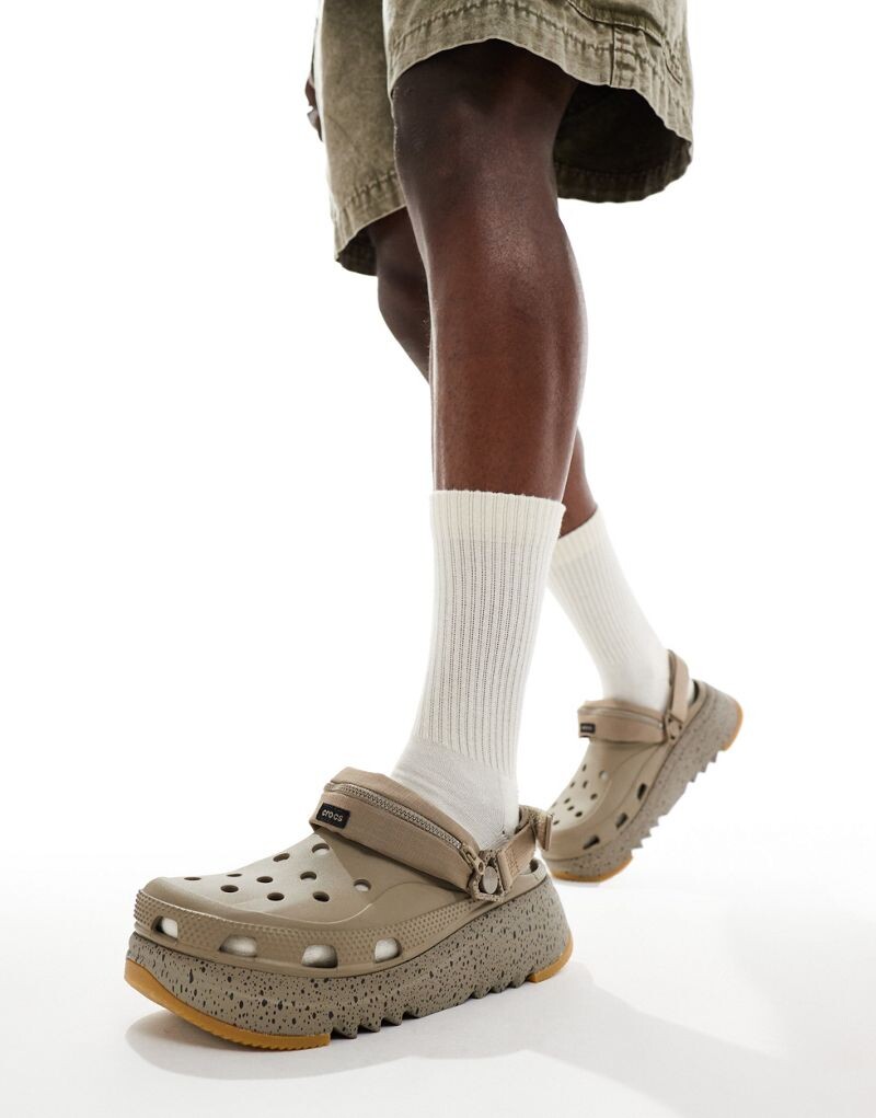 

Классические туристические сабо унисекс цвета хаки Crocs
