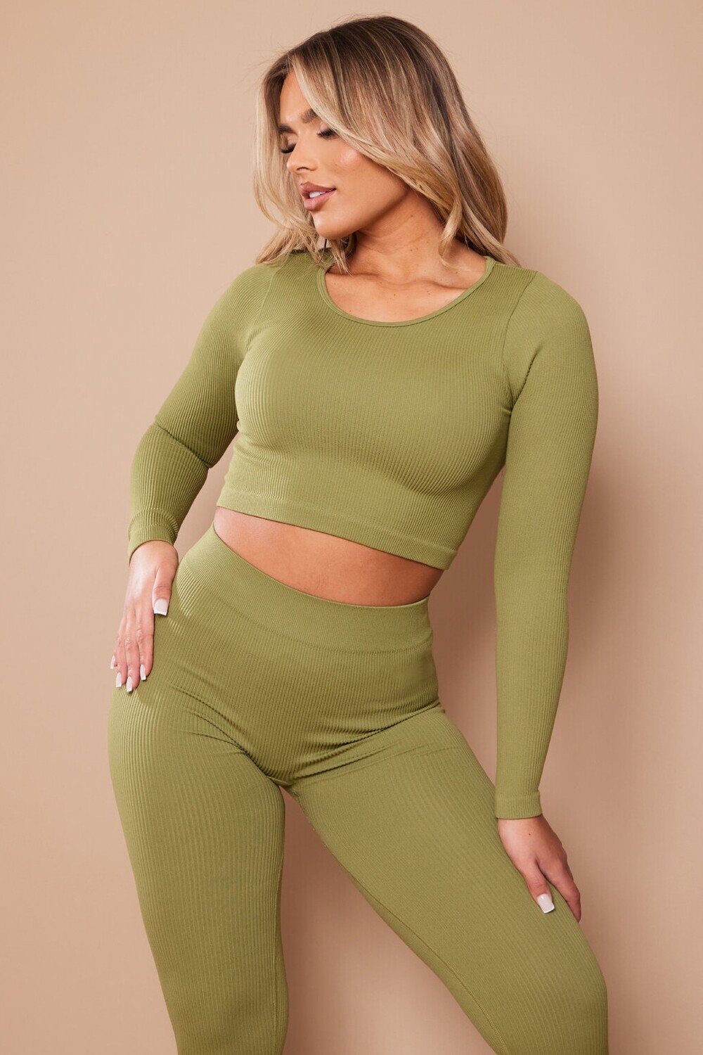 

PrettyLittleThing Оливковый укороченный топ с круглым вырезом и длинными рукавами в структурную рубчику