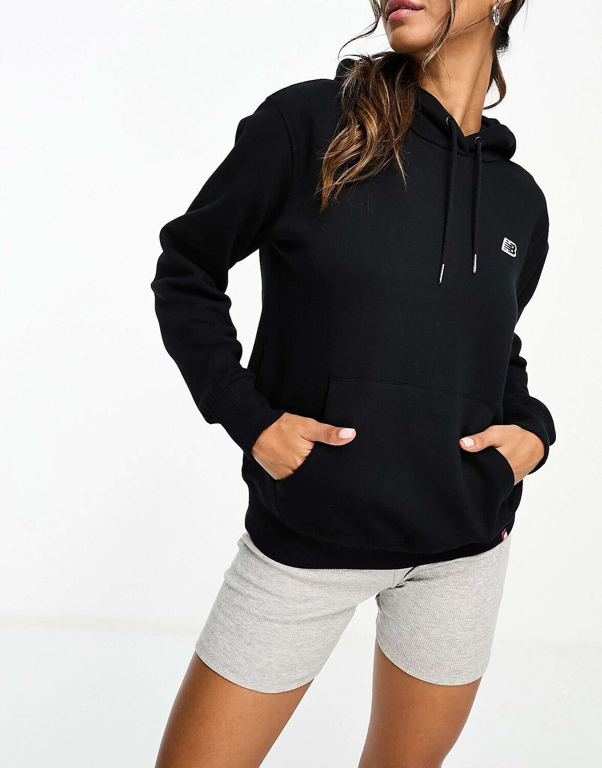 

Черная толстовка с капюшоном и логотипом New Balance, Черный