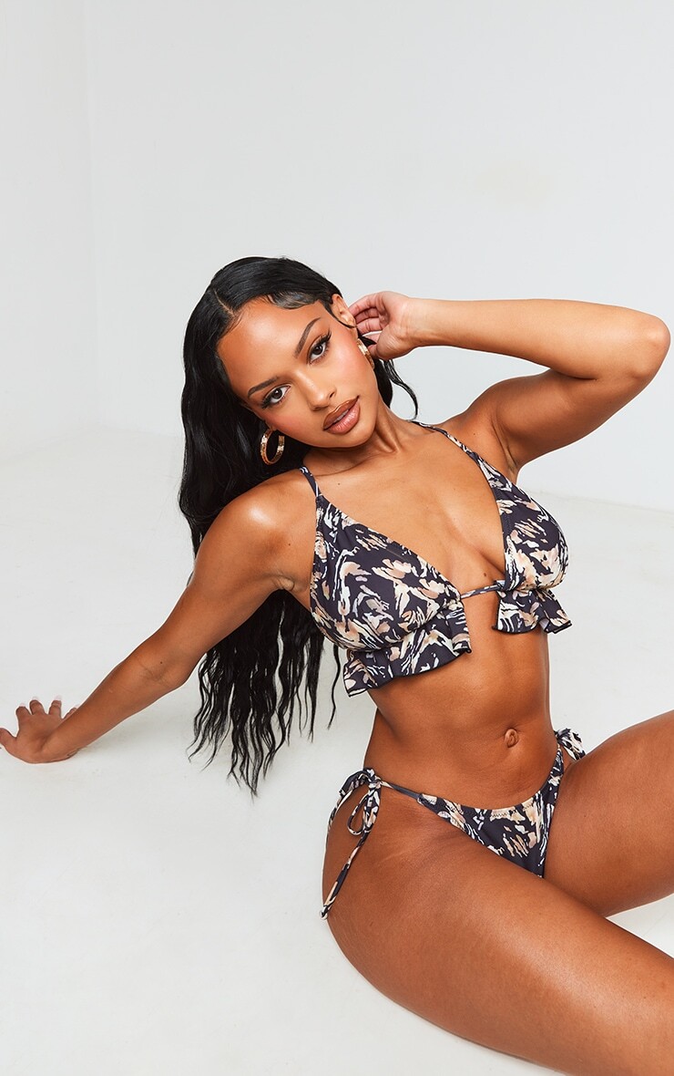 

PrettyLittleThing Черный бикини-топ с принтом листьев и оборками по краю